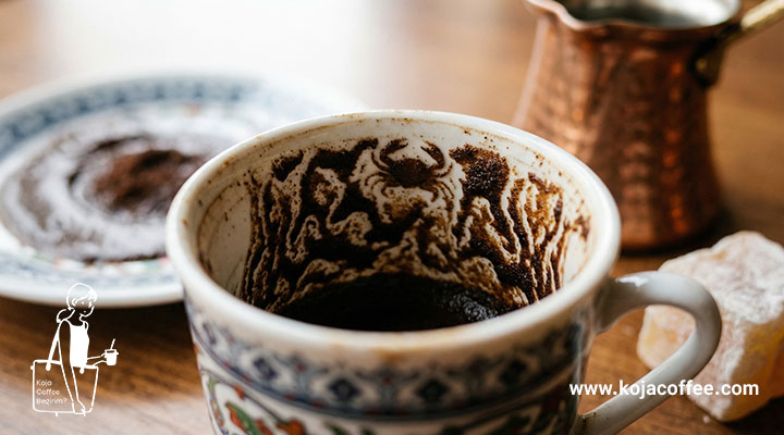 خرچنگ کوچک در بالای فنجان در فال قهوه