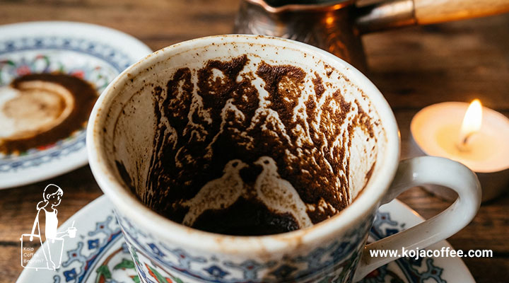 دو کبوتر کنار هم در فال قهوه ترک