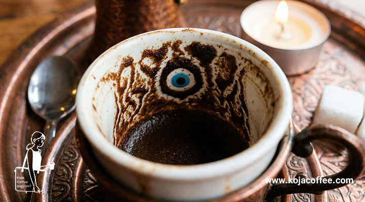 تصویر شبیه به چشم‌زخم در فنجان قهوه 