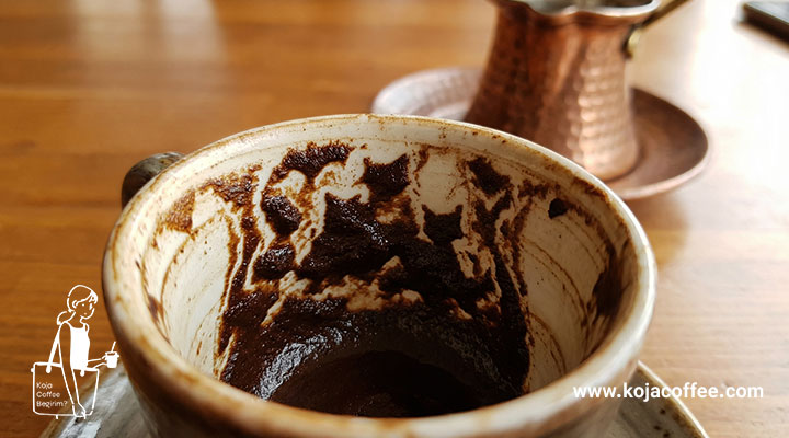 تصویر و نقش چند گربه در فنجان قهوه ی ترک