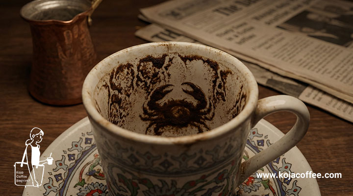   خرچنگ در وسط فنجان فال قهوه